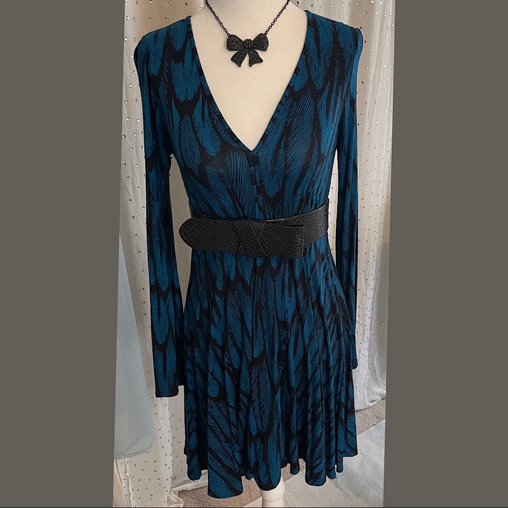 Express blue v-neck dress with feather like pattern